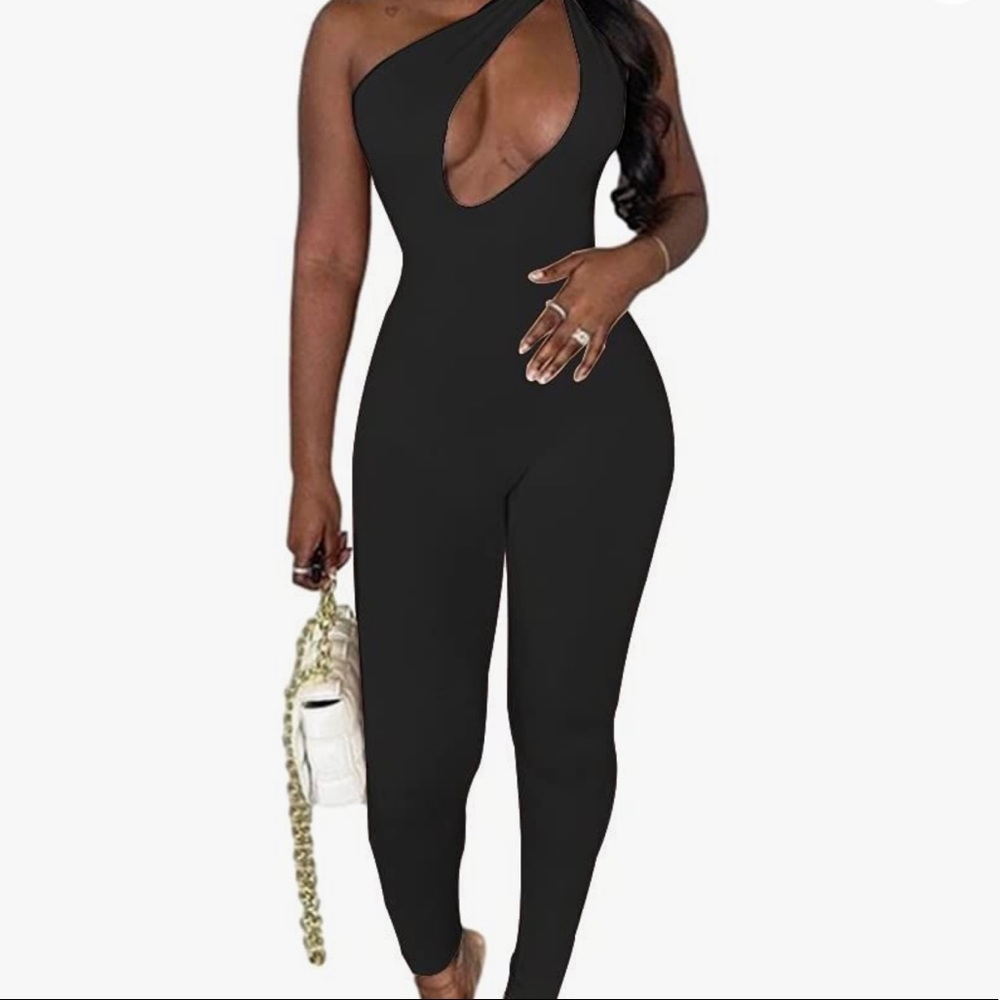 Never worn. Stretchy material. One shoulder. (Medium)